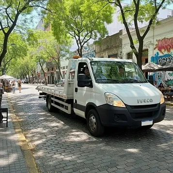 Grúa de plancha circulando por calle de Buenos Aires