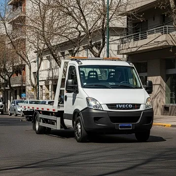 Grúa circulando por calle de Almagro en CABA