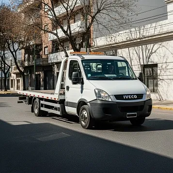 Grúa circulando por calle de Colegiales en CABA