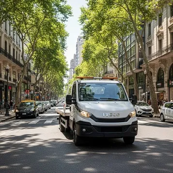Grúa circulando por avenida de CABA