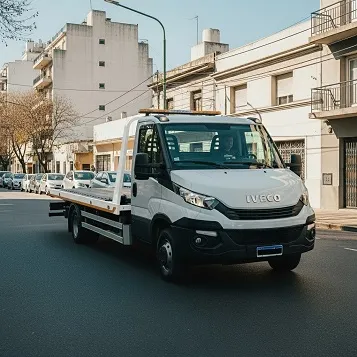 Grúa cirdulando por calle de CABA